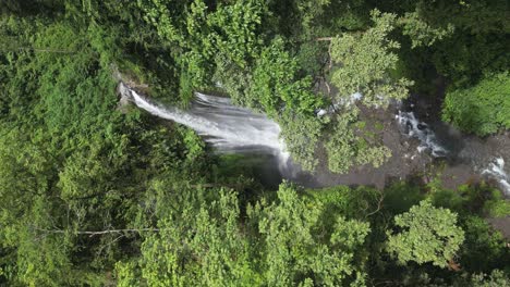 Hochformatige-Luftaufnahmen-Steigen-Durch-Den-Dschungel-Vom-Tiu-Kelep-Wasserfall-Auf