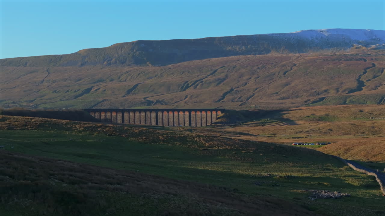 vista desde un avión no tripulado del viaducto de ribblehead y el nevado whernside