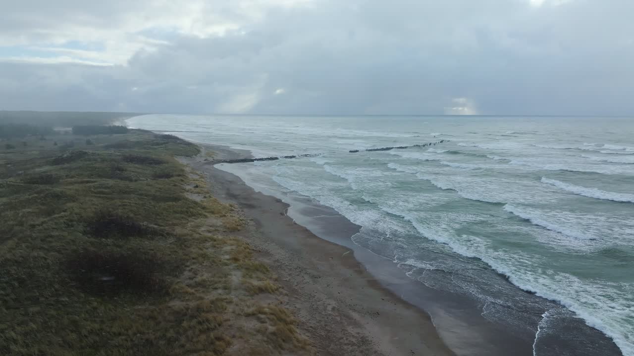발트해 연안, 파페, 라트비아를 따라 겨울 눈을 통해 넓은 공중 비행.