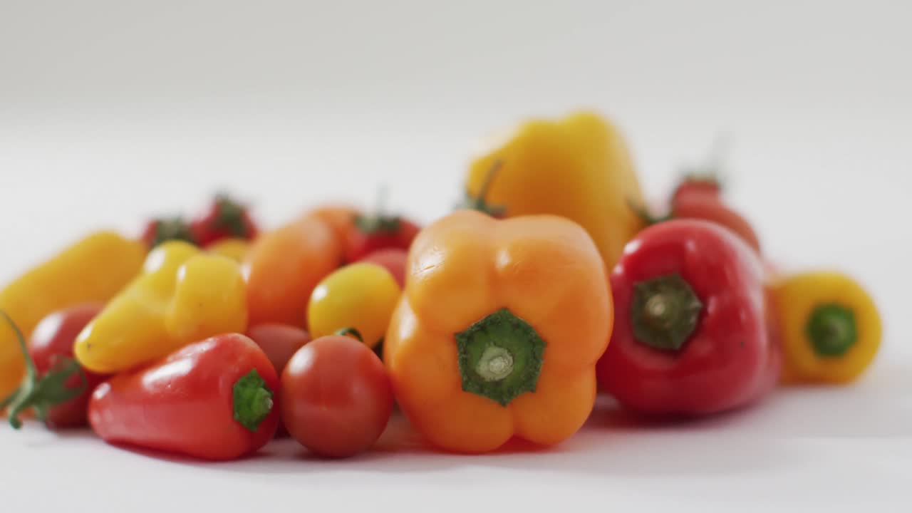 video de pimientos frescos y tomates con espacio de copia en fondo blanco