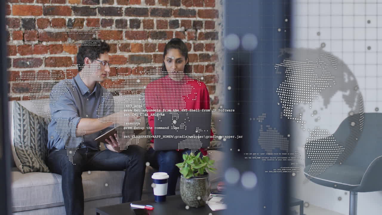 animación del globo y procesamiento de datos sobre diversas personas de negocios en la oficina