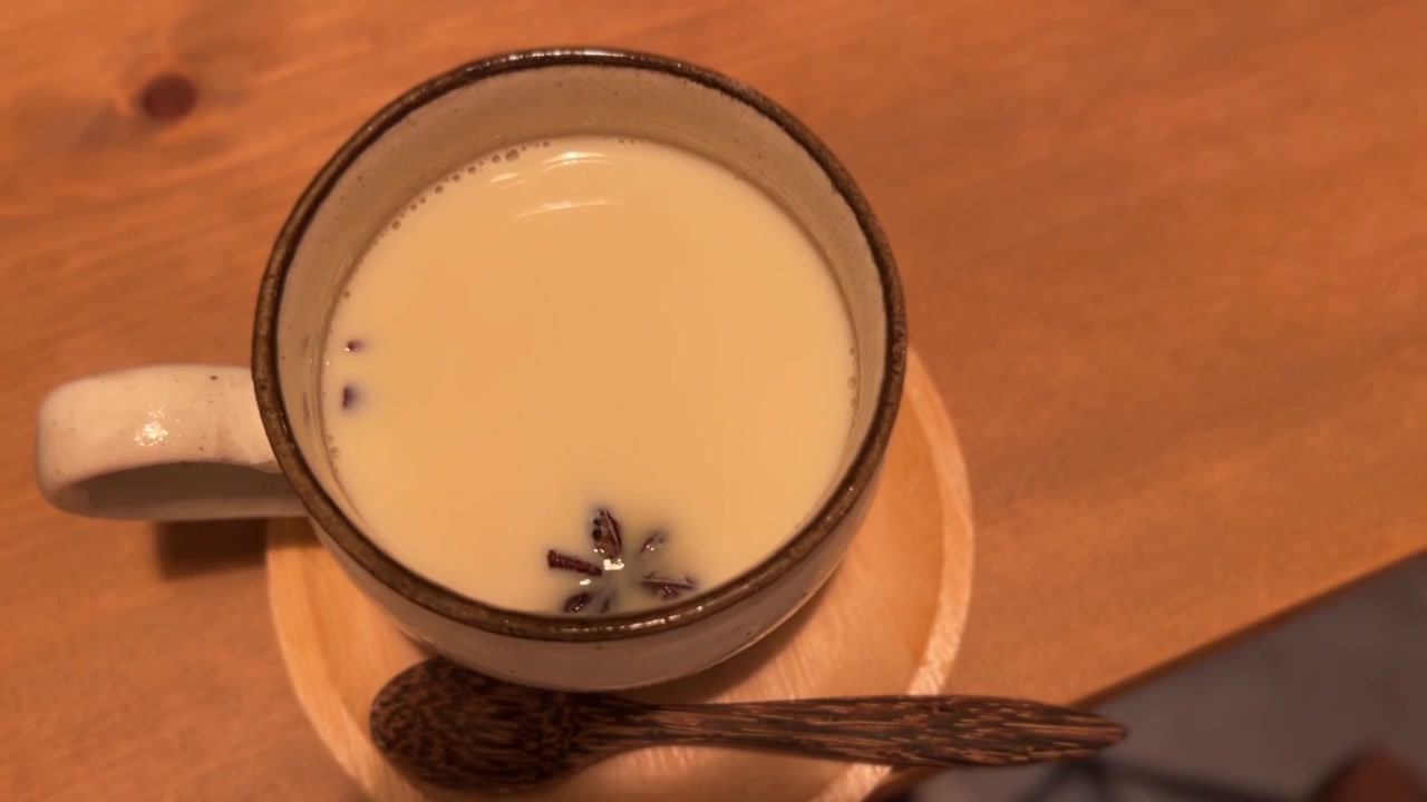 Chai Latte bianco in una tazza.