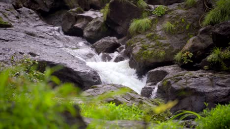 Nahaufnahme-Des-Fließenden-Wasserfallwassers