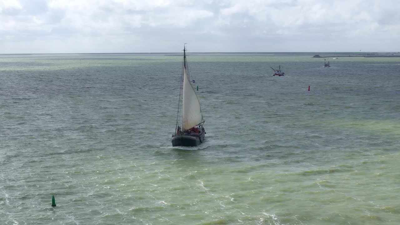 Luftfoto af Makkum med IJsselmeer, vind, sejlads, der viser naturskønt vandlandskab i Holland