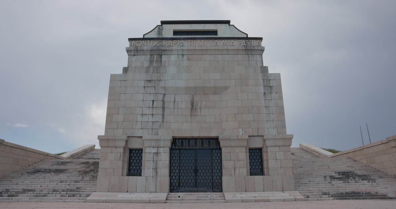 Enorme Ossuário de Concreto no Sacrário Militar do Monte Grappa, na Itália. Tomada Estática