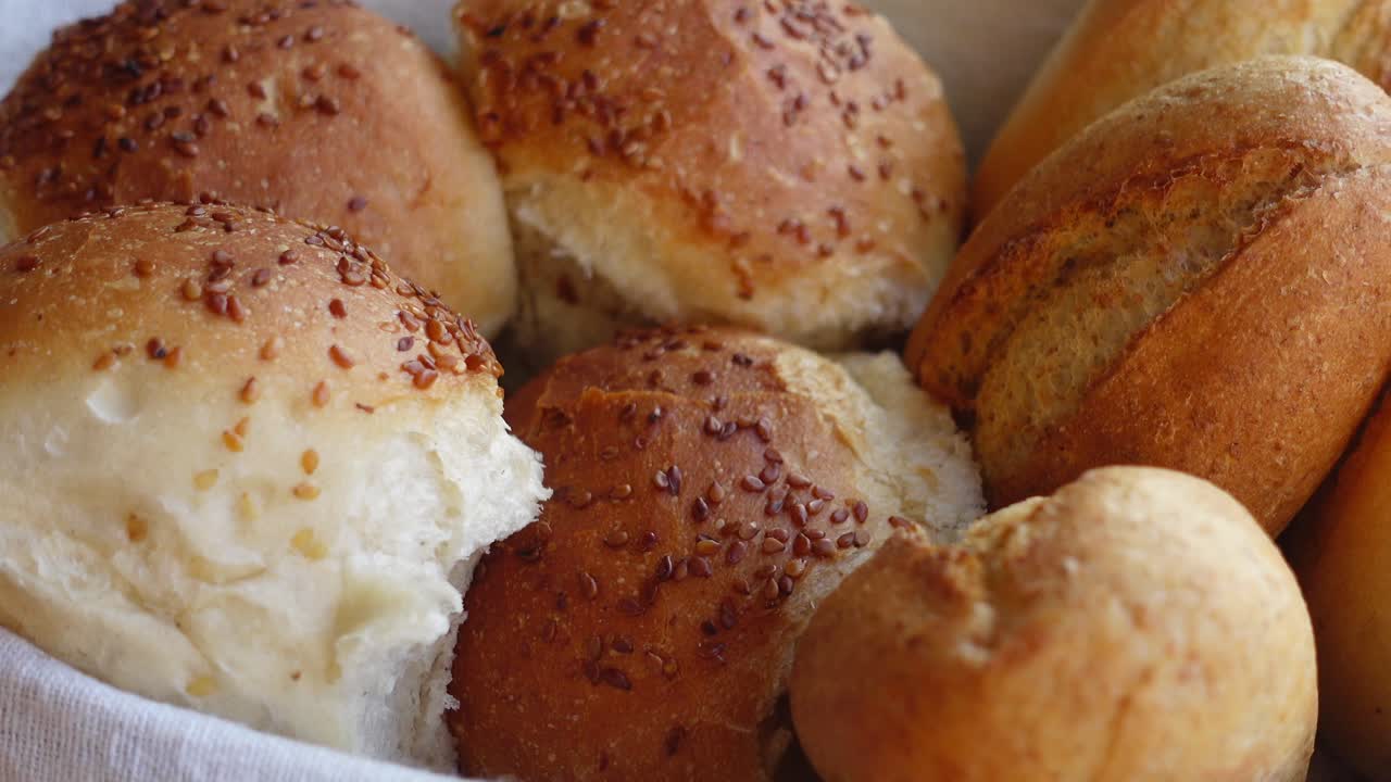 바구니 에 새로 구운  롤 의 가까운