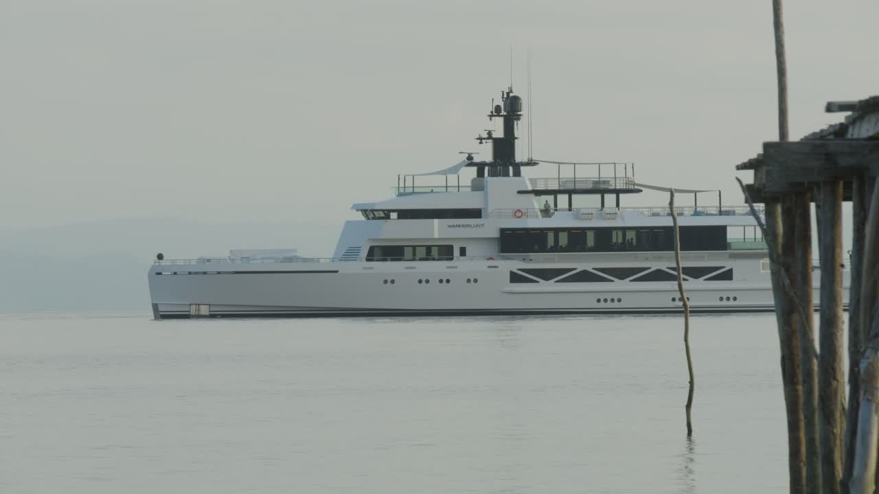 럭셔리 슈퍼 요트 wanderlust은 평온한 물에 고정되어 있습니다.