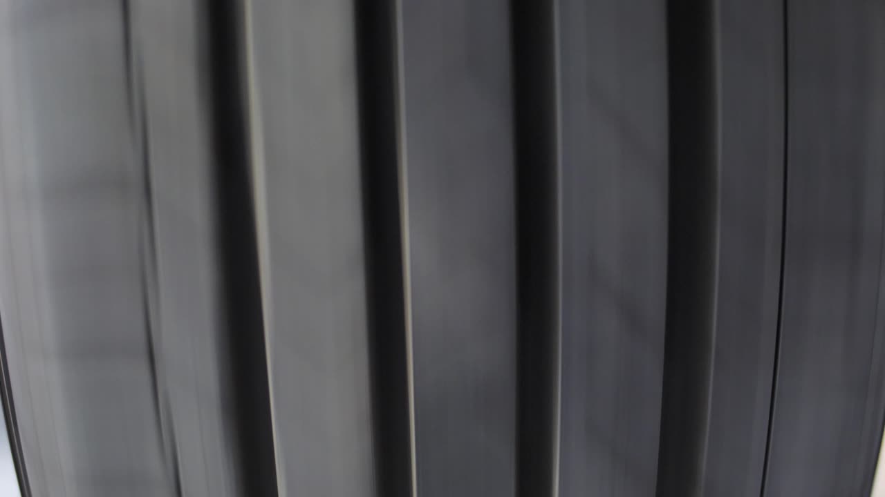 banda de rodadura de goma del neumático de coche que gira rápido y se detiene