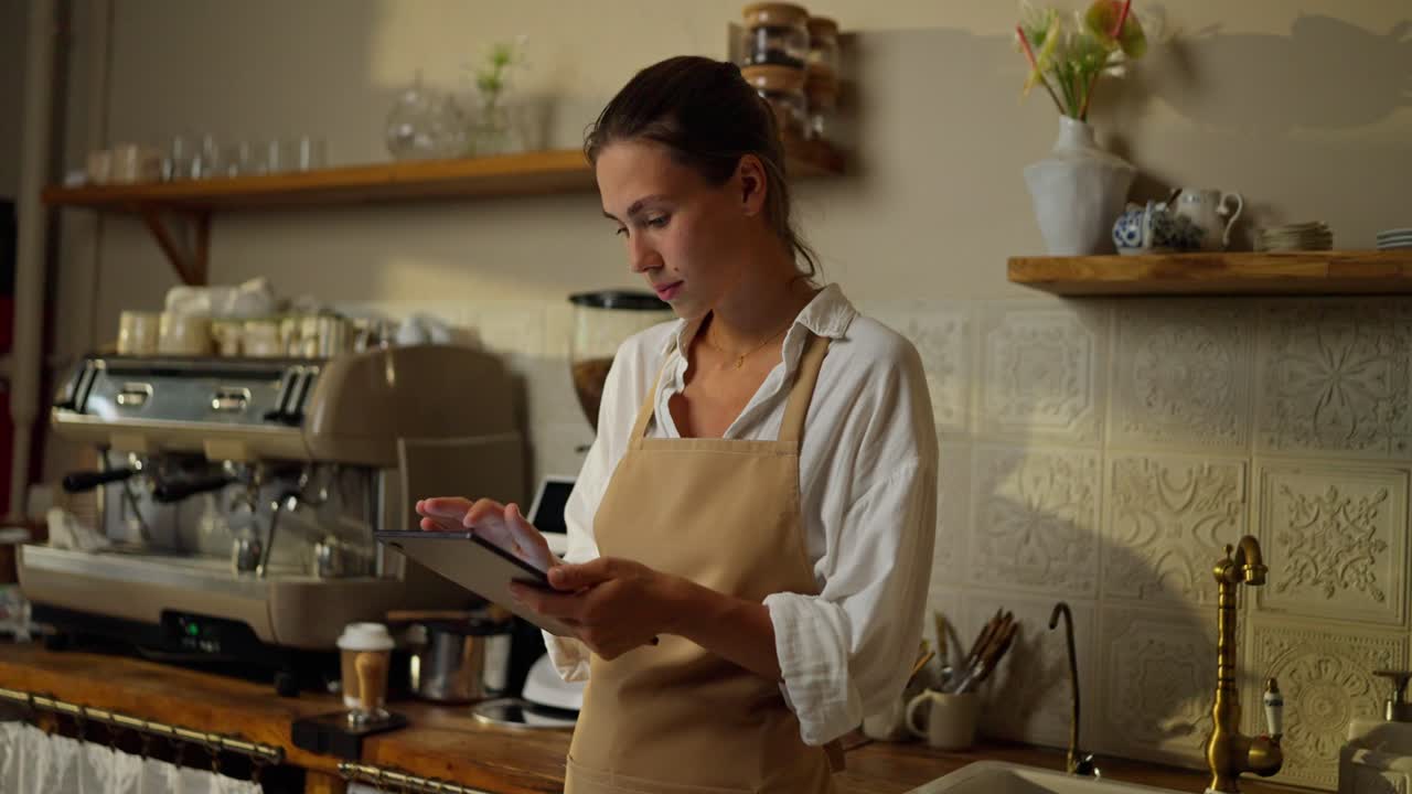 barista usando una tableta en una cafetería