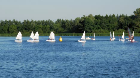 Malerischer-Blick-Auf-Eine-Gruppe-Von-Menschen-In-Einem-Optimisten-beiboot-Im-Dorf-Kolbudy-In-Polen---Weitwinkelaufnahme