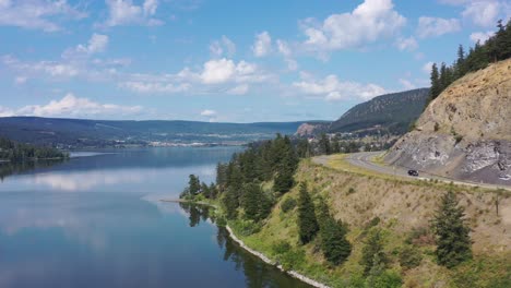 viaje a orillas del lago de la autopista 97: vistas aéreas del lago williams en la hermosa columbia británica