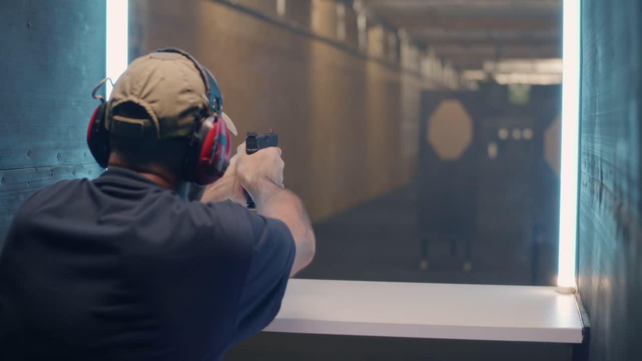 hombre practicando tiro con pistola en un campo de tiro