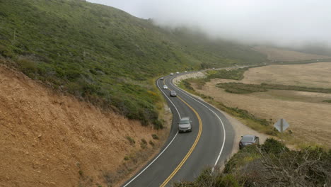 carretera 1 a lo largo de la costa del pacífico en los parques estatales de big sur en california, ee.uu. filmada en 4k de alta resolución