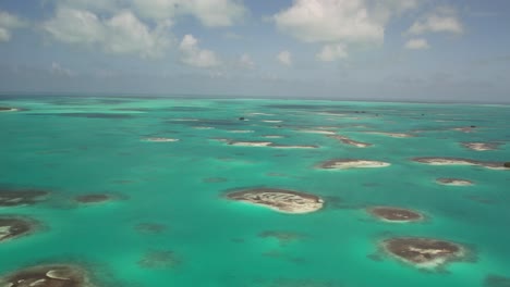 Ruhiges-Türkisfarbenes-Wasser-Mit-Verstreuten-Sandbänken-Im-Los-Roques-Archipel,-Luftaufnahme