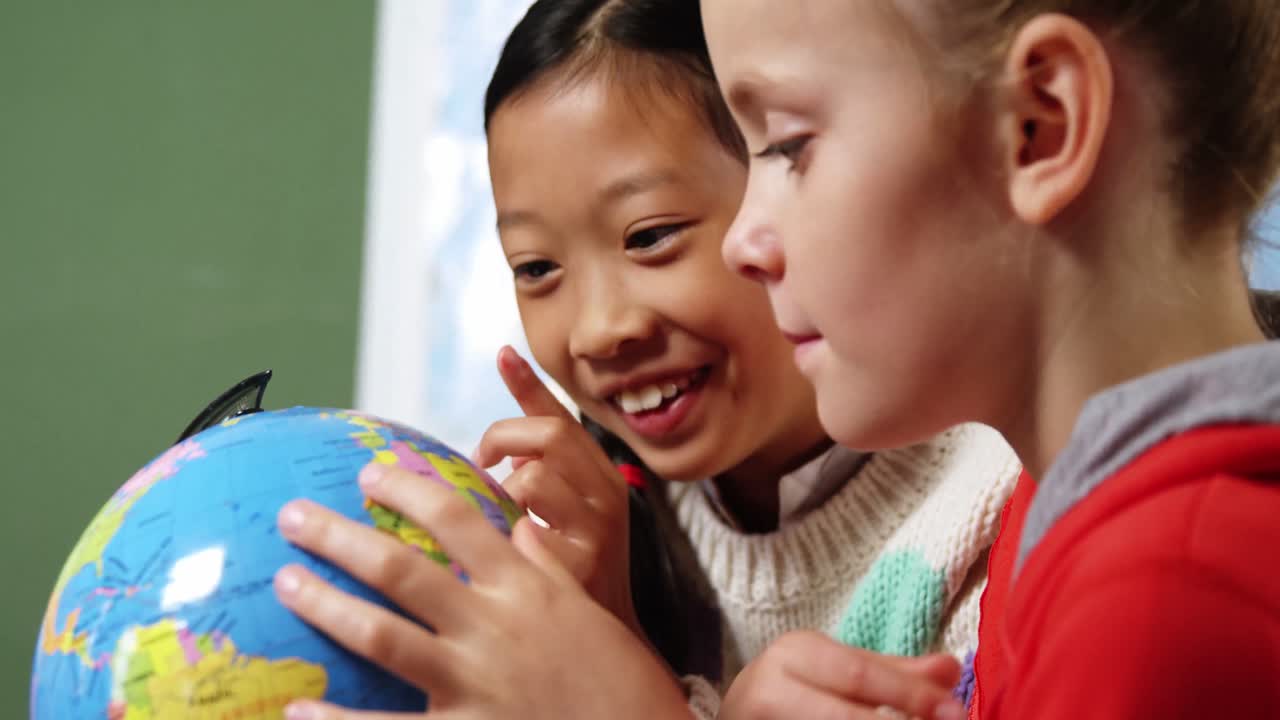 niños de la escuela mirando el globo en el aula en la escuela