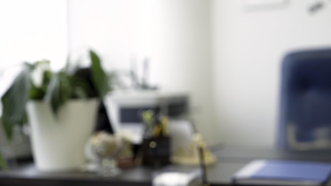 Un apretón de manos de negocios.