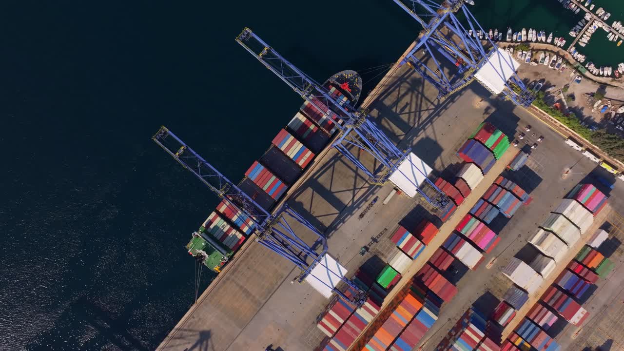 Dronebillede af skibsværft med kraner, Thessaloniki, Grækenland.