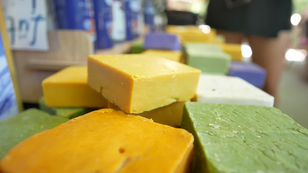 시장 에서 다채로운 손으로 만든 비누