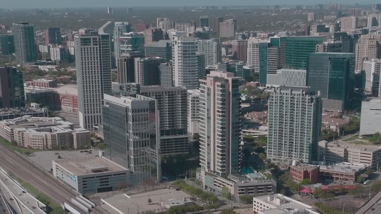 Vista do centro de Dallas e de seus edifícios de cima durante o dia
