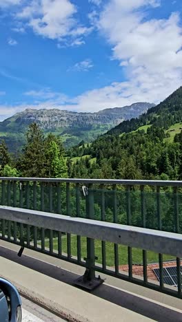 Toma-Vertical-De-Un-Vehículo-Con-Terreno-Montañoso-En-Suiza