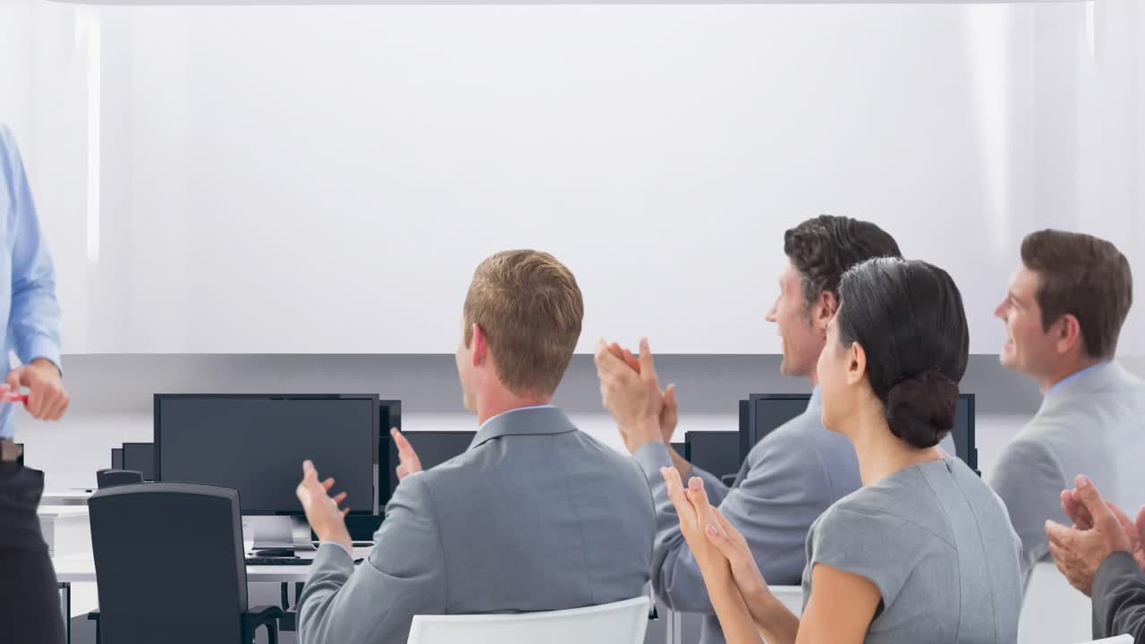 사무실에서의 회의에서 다양한 사업가들의 활성화