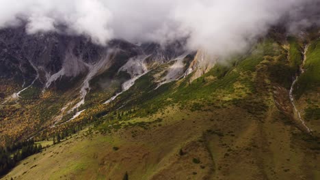 Hochkönig-Atemberaubende-Berglandschaft-In-Österreich,-Luftdrohnenaufnahme,-Wolken