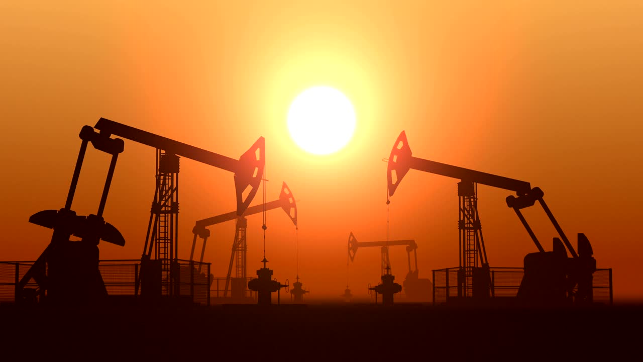 사막에서 일하는 석유 프 잭은 해가 지는 동안 원유를 추출합니다.