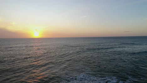 Sonnenuntergangskranich-Am-Strand-In-Lateinamerika-Erschossen