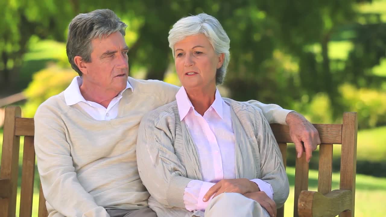 성숙한 커플이 야외에서 이야기하고 있습니다.