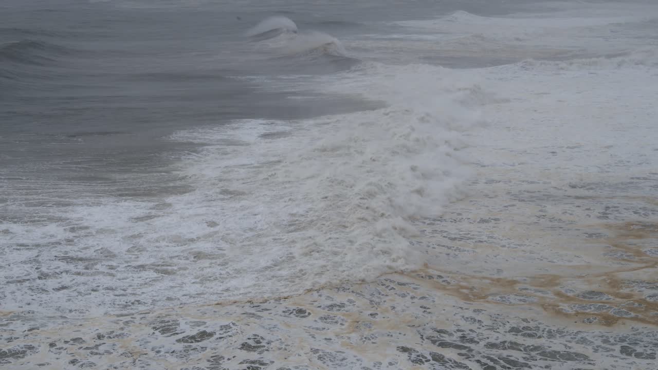 큰 거품 모양의 파도와 함께 바다의 물 풍경