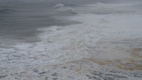 Paisaje-Acuático-Del-Océano-Con-Grandes-Olas-Espumosas