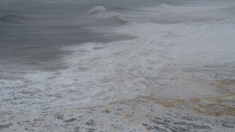 큰 거품 모양의 파도와 함께 바다의 물 풍경