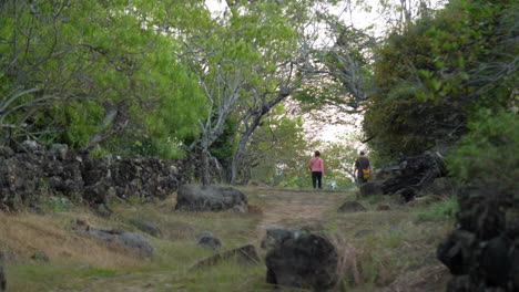 dos personas caminando por un sendero tradicional camino real barichara a guane