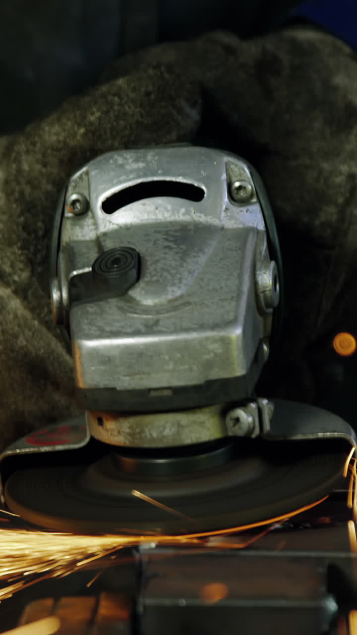 soldador trabajando en el taller de trabajo