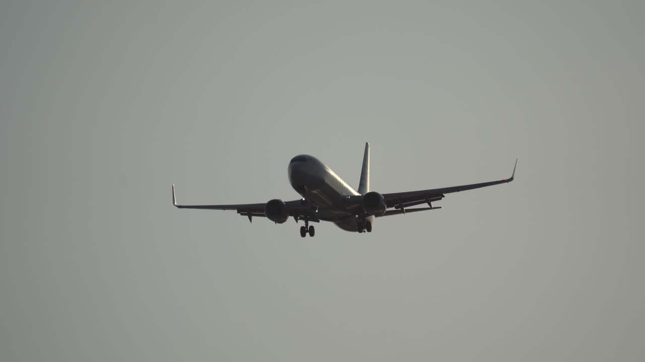 aterrizaje del avión a tiempo viento fuerte