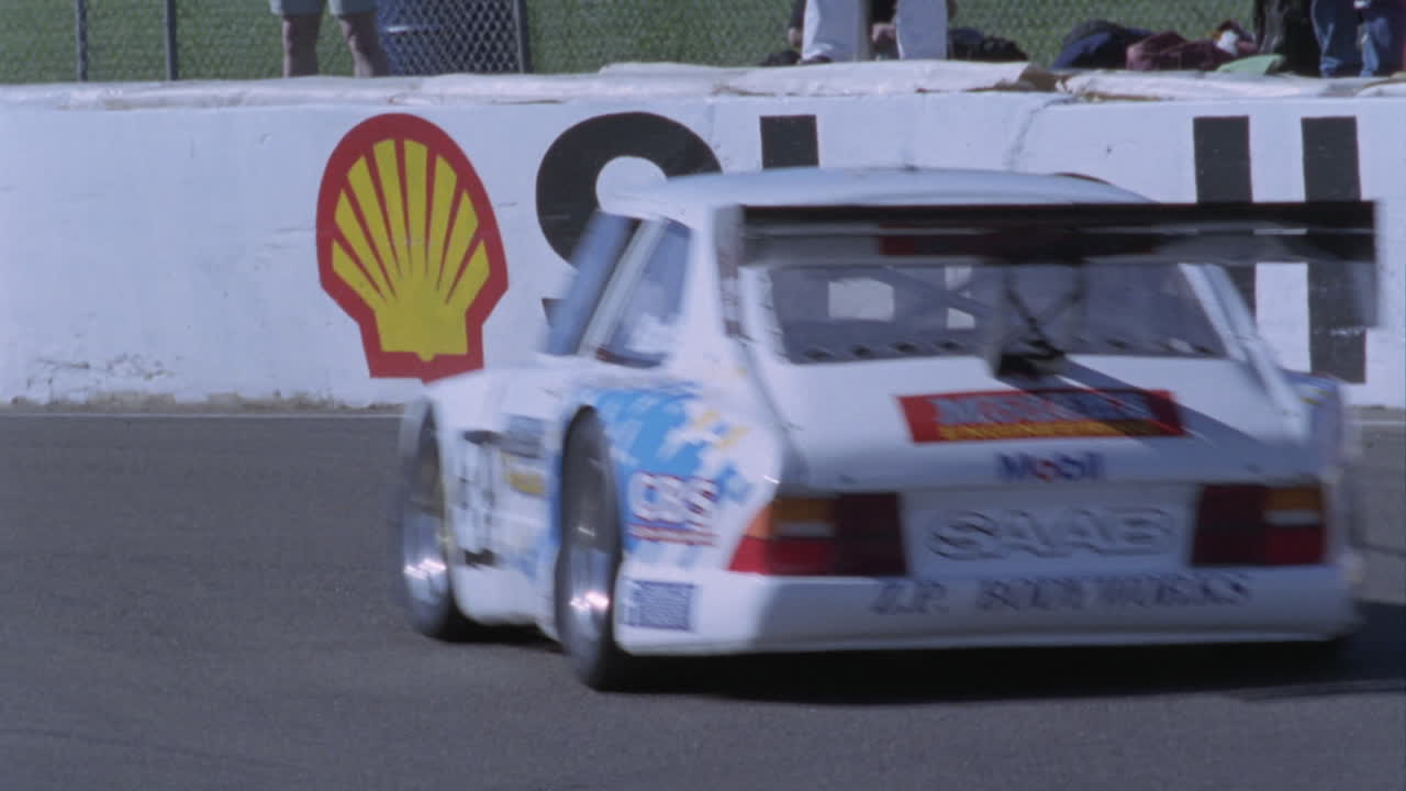 경주용 자동차가 트랙을 돌고 있습니다.