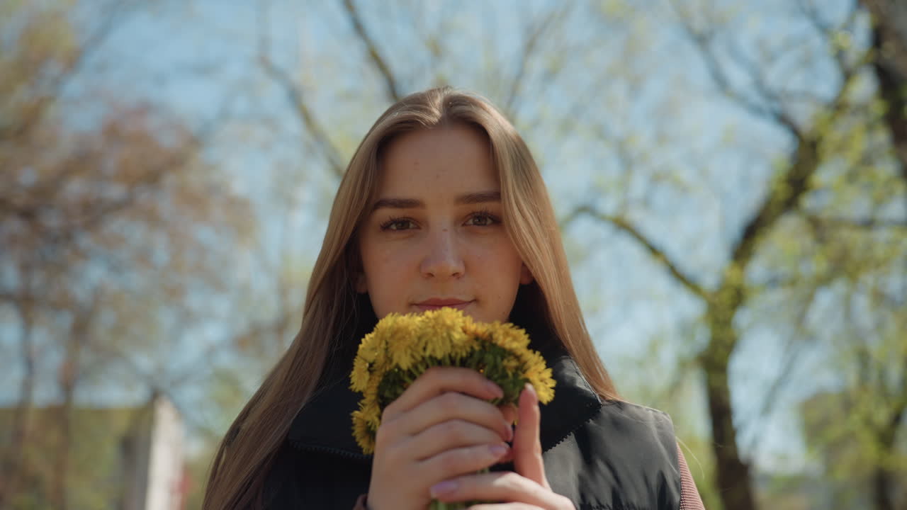 향기로운 노란 꽃을 평화롭게 들이마시는 여성, 활짝 핀 노란 꽃의 향기를 흡수하는 평온한 여성, 부드러운 햇살 속에서 눈을 감고 노란 꽃의 달콤한 향기를 들이마시는 평화로운 여성