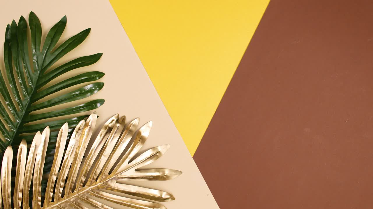 hojas de palma tropicales doradas y verdes se mueven sobre un fondo desnudo dorado. stop motion minimal flat lay concepto exótico