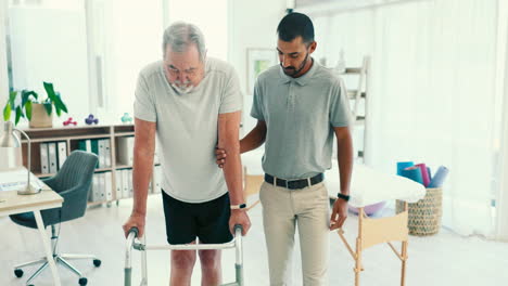 hombre, fisioterapia y paciente anciano con andador