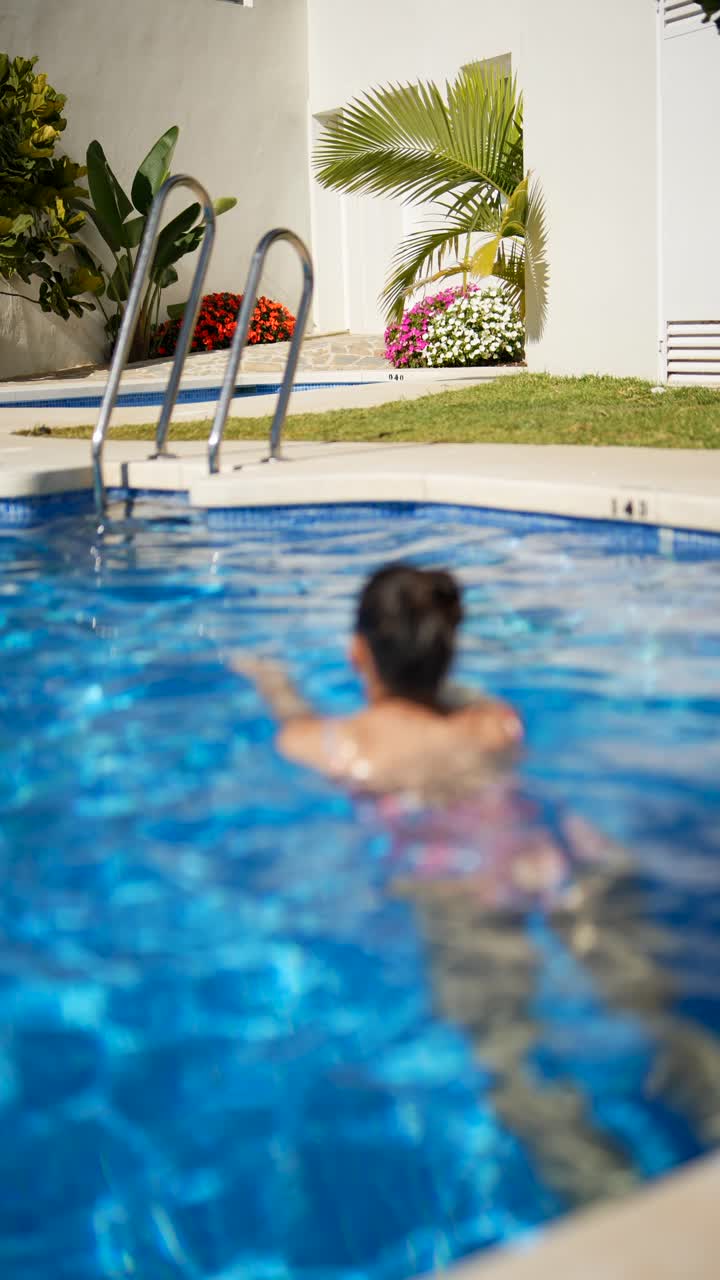 mujer nadando en una piscina