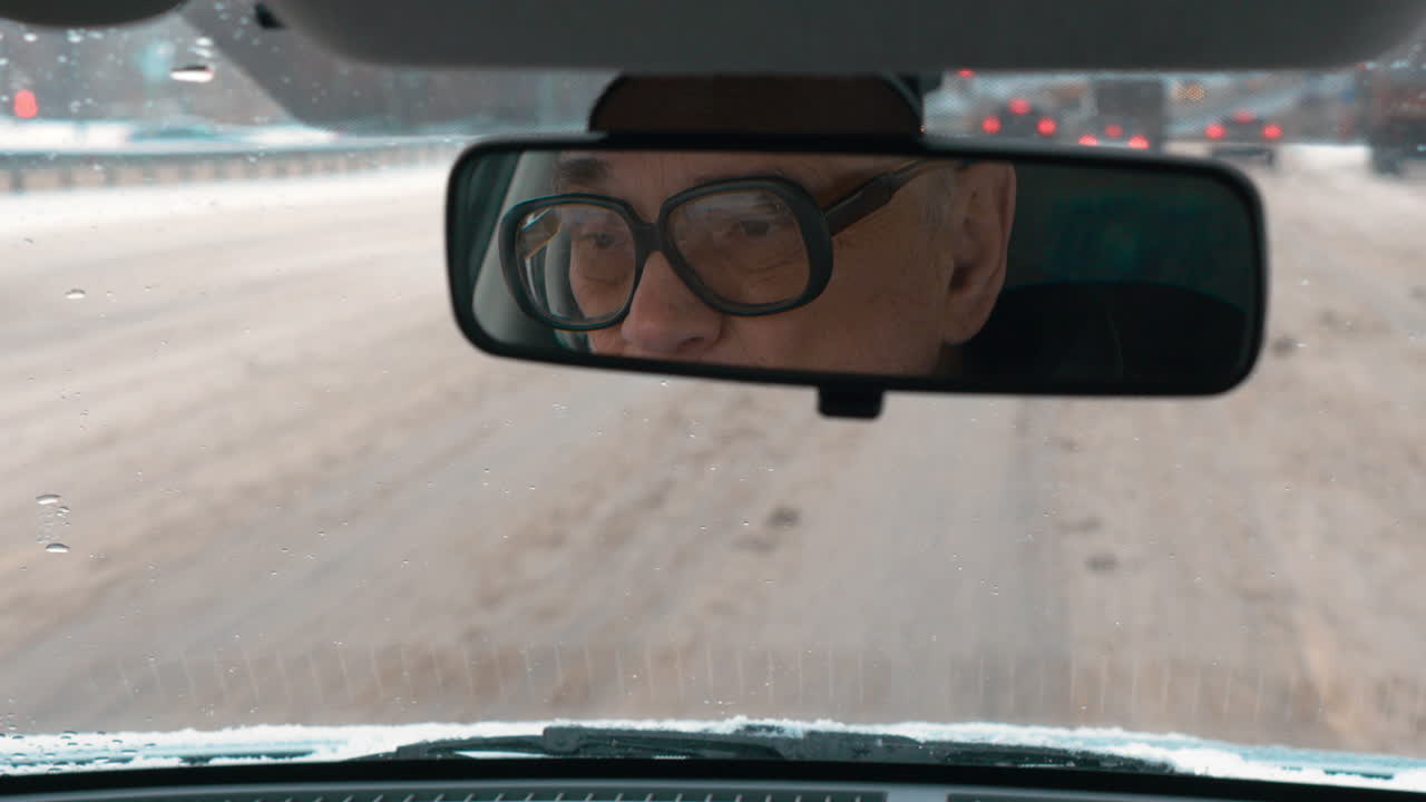 conductor experimentado en la ciudad de invierno