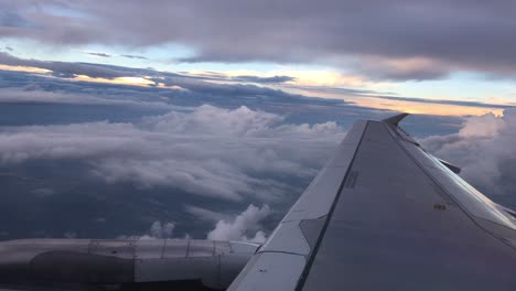 Luftaufnahme-Der-Wolken-Nach-Dem-Start-Vom-Flughafen-Durch-Das-Fenster-Eines-Verkehrsflugzeugs