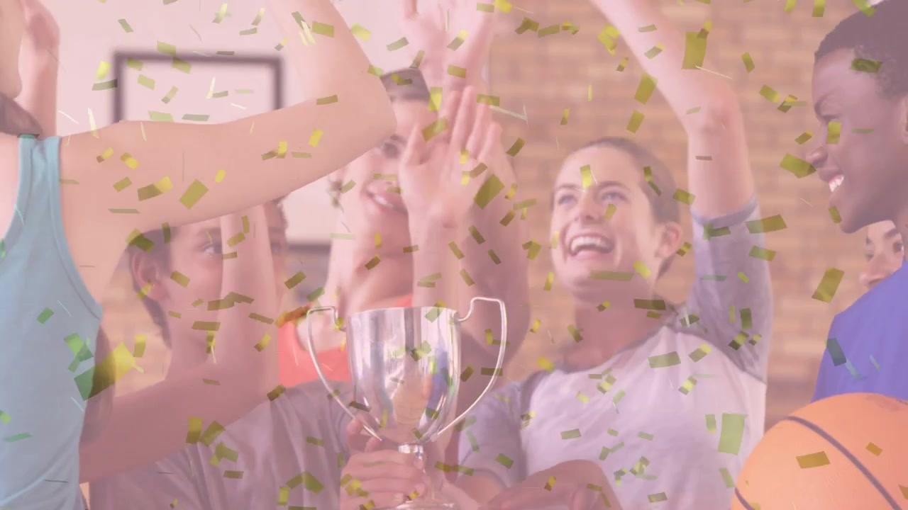 Animazione di coriandoli che cadono su un team felice ed eterogeneo di donne e uomini che battono le mani, con una coppa.
