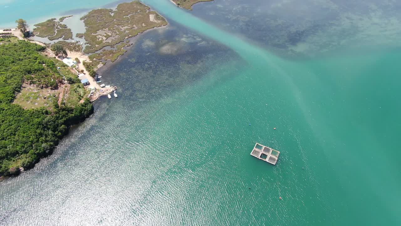 알바니아의 드론  뷰는 이 좋은 날 푸른 바다 의 푸른 산 위를 날아다닙니다.