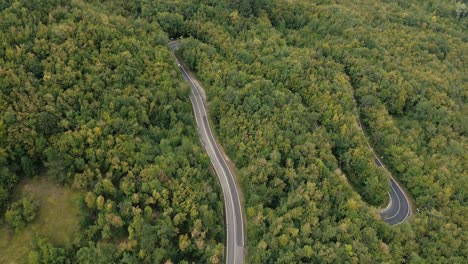 esta es la historia de un camino que significa una vida misteriosa, con coches, lugares, montañas, personas y caminos