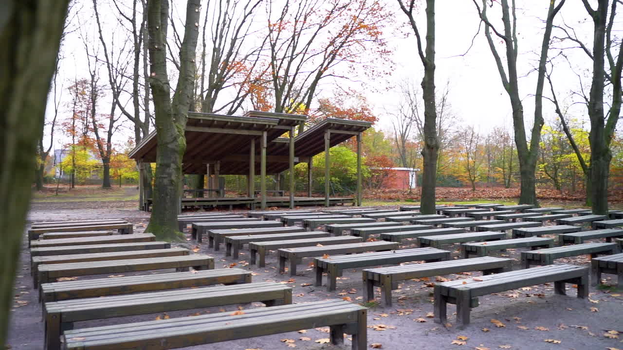 가을 동안 공원의 빈 나무 벤치와 플랫폼