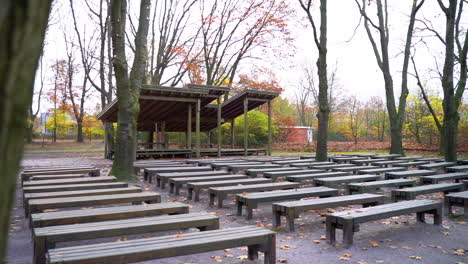 Leere-Holzbänke-Und-Plattform-Im-Park-Im-Herbst