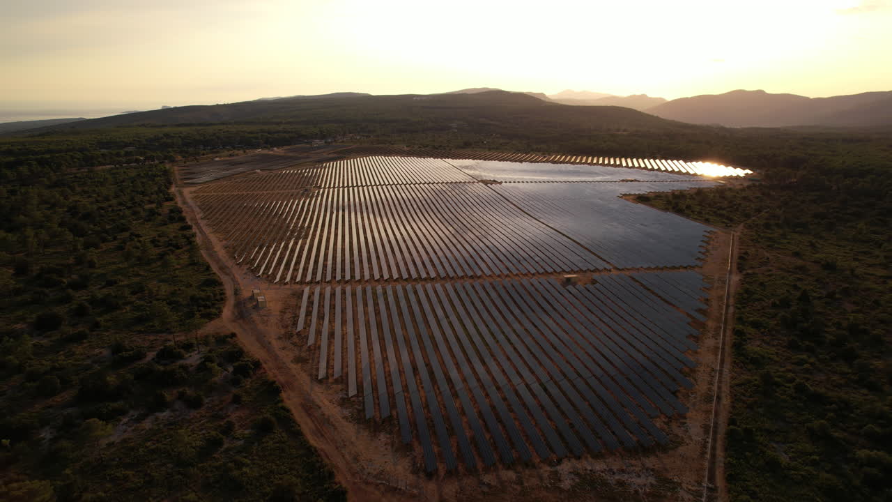 campo solar en la riviera francesa al atardecer, aprovechando la última luz de la naturaleza