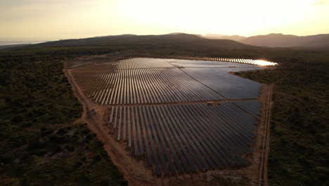 Solarfeld-An-Der-Französischen-Riviera-Bei-Sonnenuntergang,-Das-Das-Letzte-Licht-Der-Natur-Nutzt