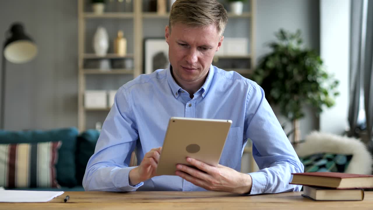 hombre de negocios que utiliza una tableta en el lugar de trabajo